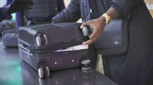 巴黎機(jī)場大混亂,萬名乘客受影響 人飛了,成堆行李還在原地凌亂 航司也要崩潰啊