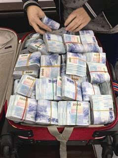 行李托運驚現1660萬現金，走私鏈條浮出水面